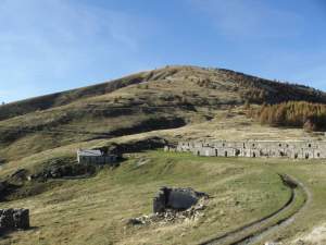 Xtrallusion photo library of independent, self-guided walking and sightseeing holidays in Italy. Pictures, images, photos and photographs taken along the way of this 1-day walking itinerary, to give you a visual impression of the day's walk.